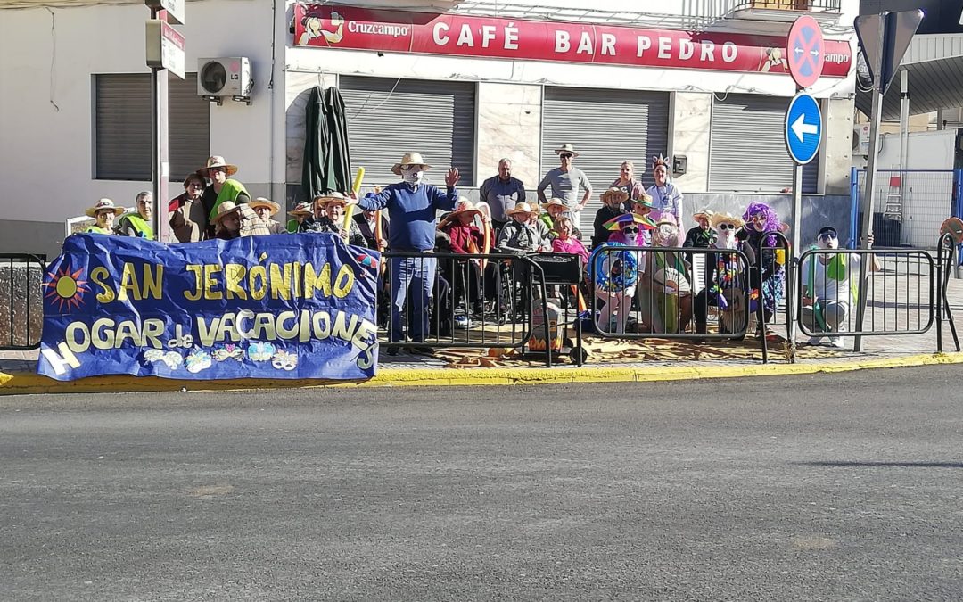 La Residencia de mayores participa en el pasacalles del carnaval infantil y montan una “playa” en la plaza Duque de Mandas.