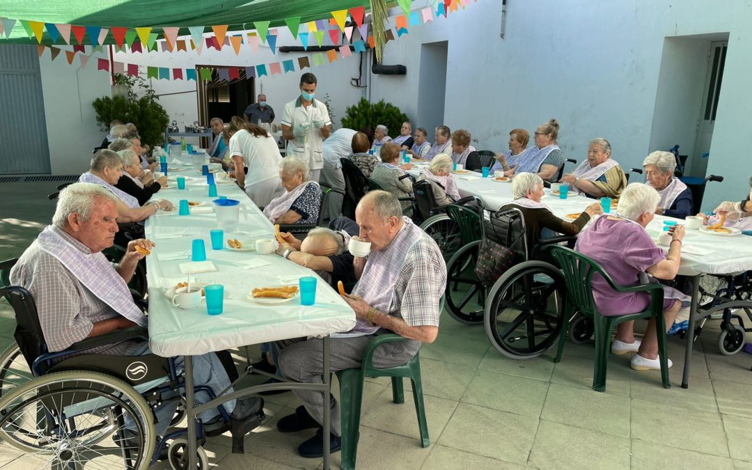 Los mayores desayunan churros y organizan un concurso de música