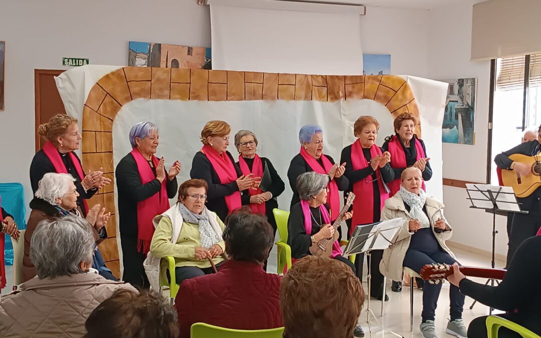 Los usuarios de la residencia de mayores acuden a la representación teatral del CPA de Alhama de Granada
