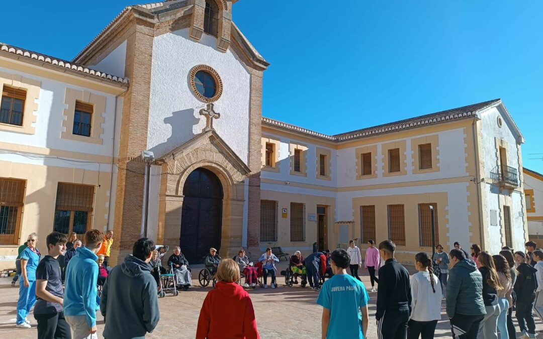 Alumnos del IES Alhama y usuarios de la Mancomunidad hacen una jornada de actividad física al aire libre