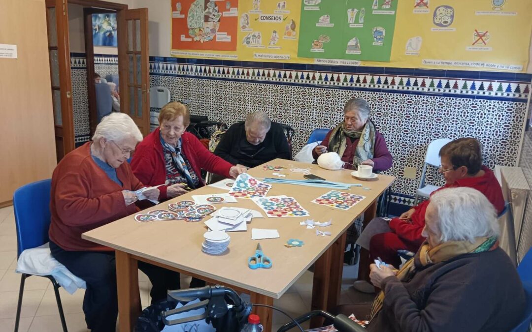 La residencia celebra el carnaval con varios talleres de máscaras, dinámicas de grupo y las actuaciones de las comparsas alhameñas