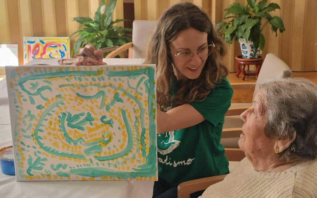 La Fundación Ligalismo de Granada desarrolla un proyecto de pintura en la residencia de mayores