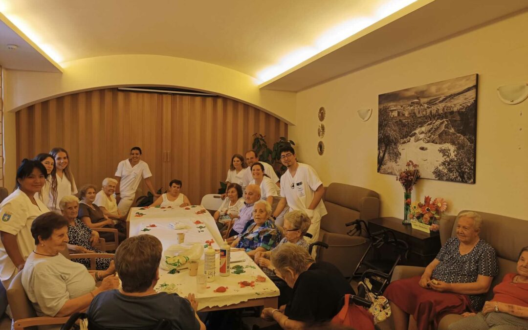 Los alumnos del taller de empleo de atención sociosanitaria visitan la residencia de mayores.