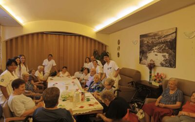 Los alumnos del taller de empleo de atención sociosanitaria visitan la residencia de mayores.